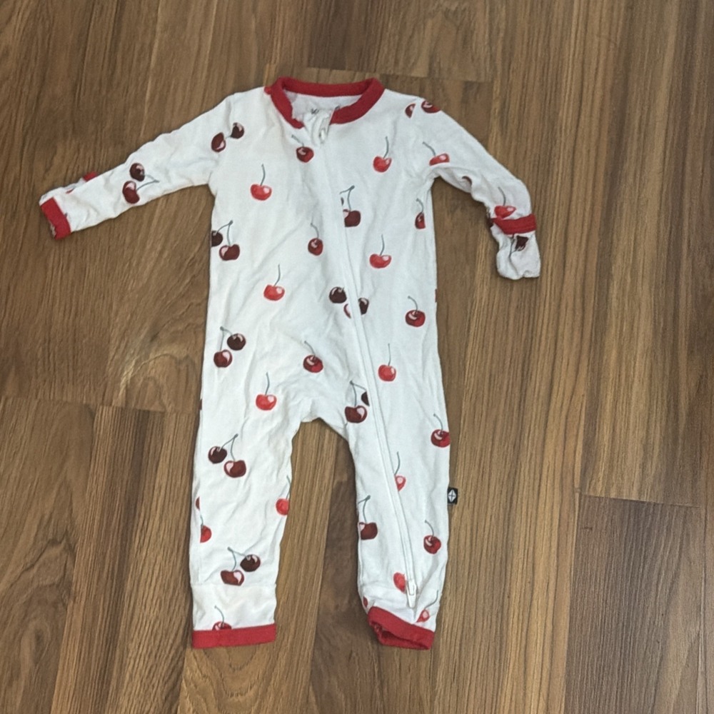Kyte Baby Girjs Newborn 0-3 Cherries Sleeper Pajamas Bamboo EUC